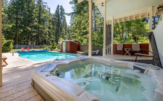 Maple Leaf Lodge 3 Bedroom Home by NW Comfy Cabins by RedAwning