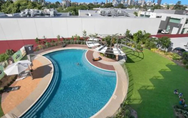 Luxury 1 Bedroom Top Floor Apartment With Balcony