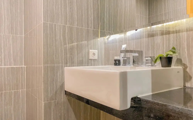 Elegant And Homey Studio At Apartment Capitol Suites