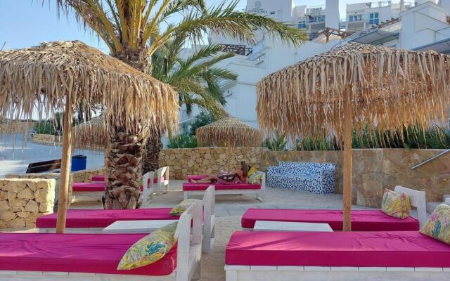 Luxury apartment with dishwasher, located by the sea