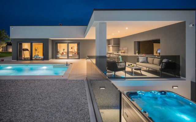 Beautiful Home in Rebici with Hot Tub, Sauna & 4 Bedrooms