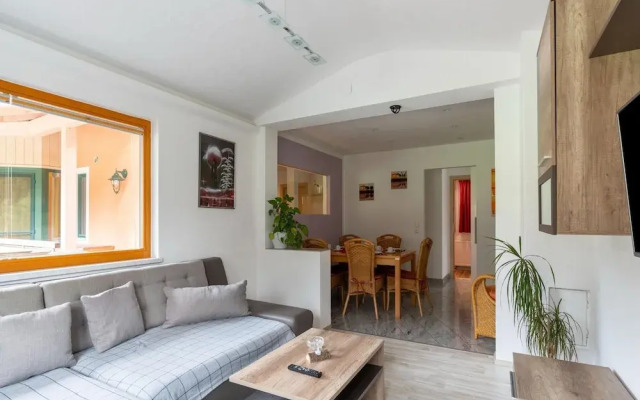 Attractive Apartment With Terrace