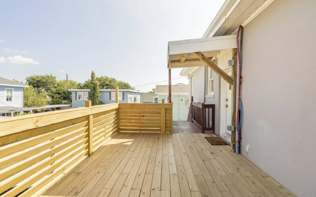 Midtown Penthouse Blocks to Beach