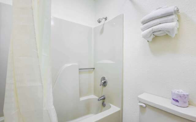 Econo Lodge & Suites
