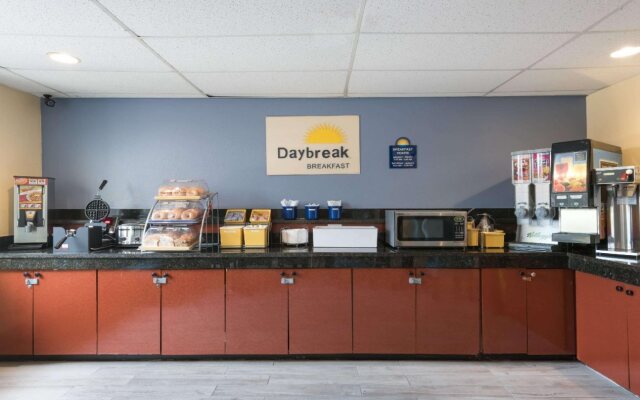 Days Inn by Wyndham Greenfield
