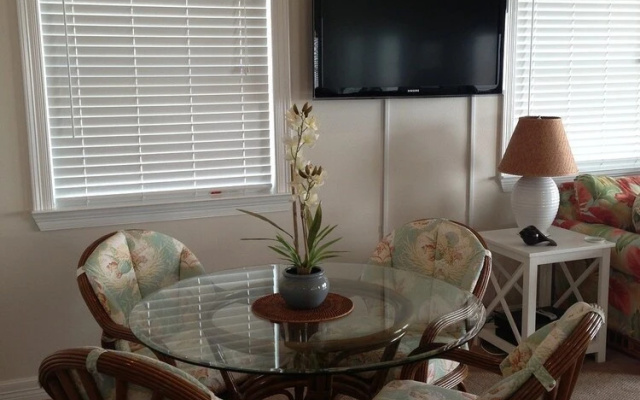 Shore Haven 2 Bedroom Home by RedAwning