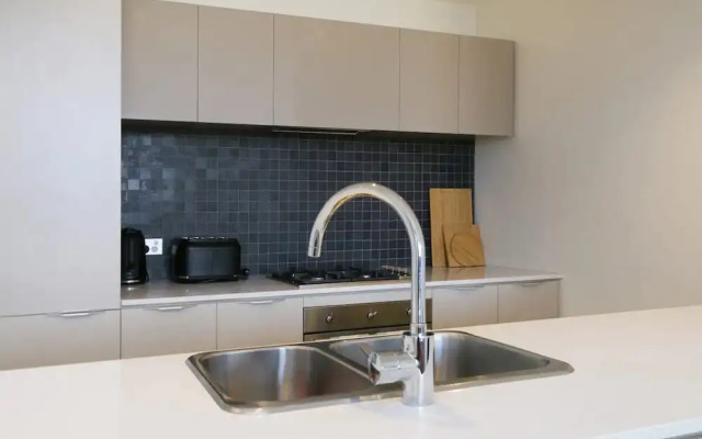 Large Modern 2 Bedroom Apartment near Lake Claremont