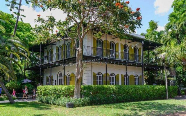 Artist Garden by Avantstay Great Location w/ Balcony, Outdoor Dining, Shared Pool & Bbq! Week Long Stays