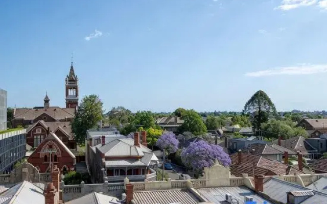 Modern 2B Apt with Views Near Swinburne University