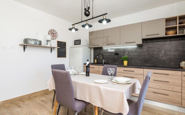 Nice Home in Karlobag With Wifi and 2 Bedrooms