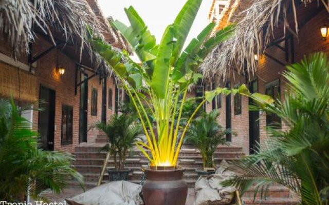Tropic Hostel and Restaurant