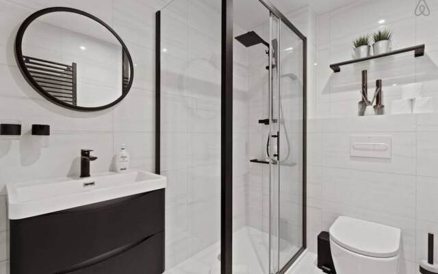 Splendid Studio Flat W/suspended Bed in Camden