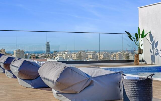 Sanders Crystal 2 - Humble 1-bdr Apt With Shared Rooftop