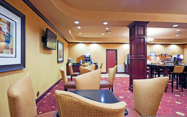 Holiday Inn Express Hotel & Suites Ennis by IHG