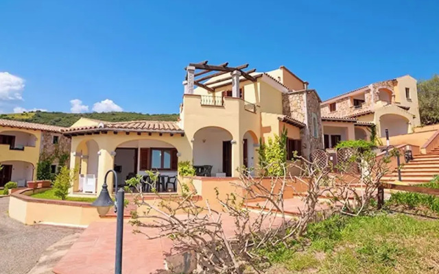 Residence with swimming pool near Budoni
