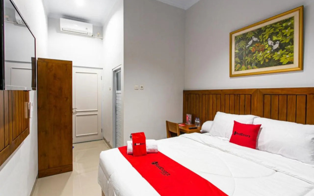 Dhee Har Kostel & Cafe by RedDoorz