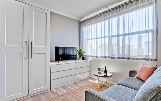 1 Bedroom Apt with Air-Conditioning in Plympton