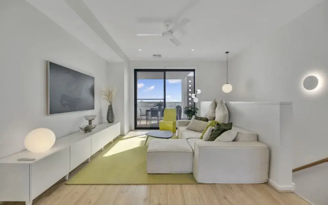 Oceanview Luxury With Dedicated Workspace