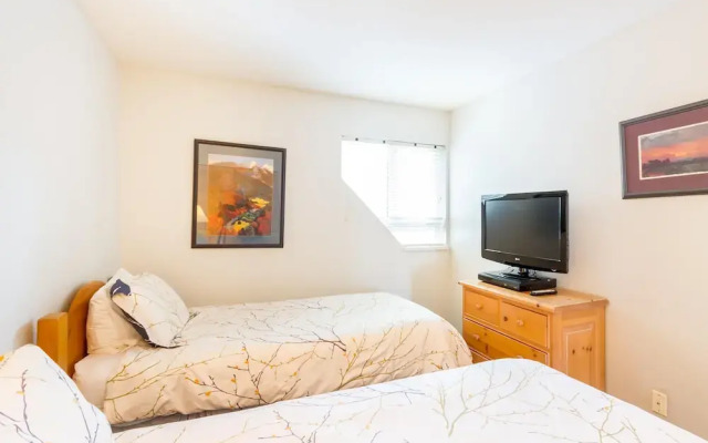 Fabulous Location Private Hot Tub, NO Car Needed, Sleeps 8