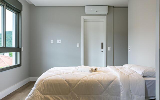 Apto moderno a 300m da praia Jurerê ELU313