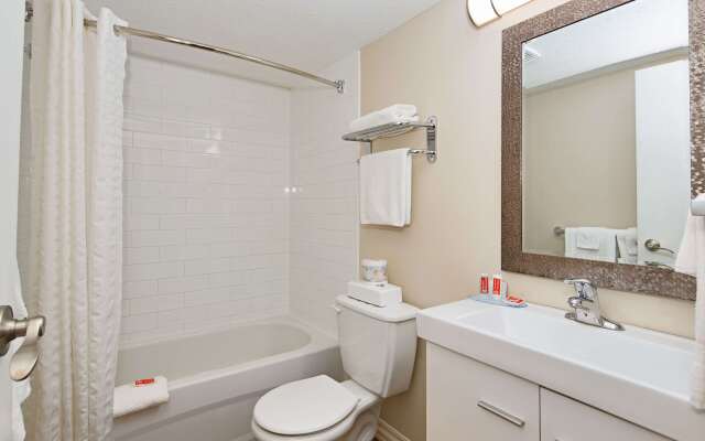 Econo Lodge Inn & Suites