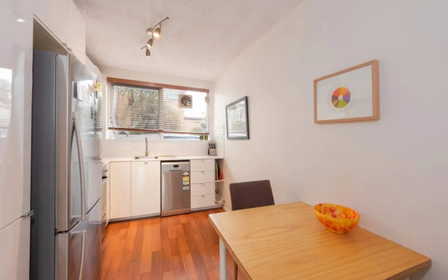 Well-appointed Sunny 2 Bedroom Apartment in Northcote With Parking