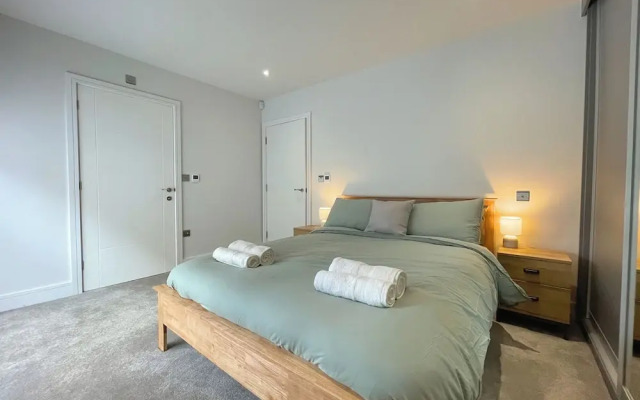Modern and Sleek 2 Bed Apartment