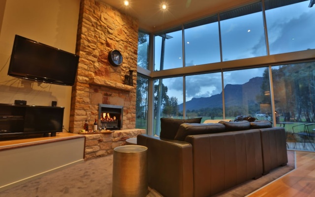 Ironstone Romantic Couples Retreat – Lobby – Halls Gap