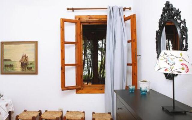 Squirrel Beach Front Villa, Metamorfosi