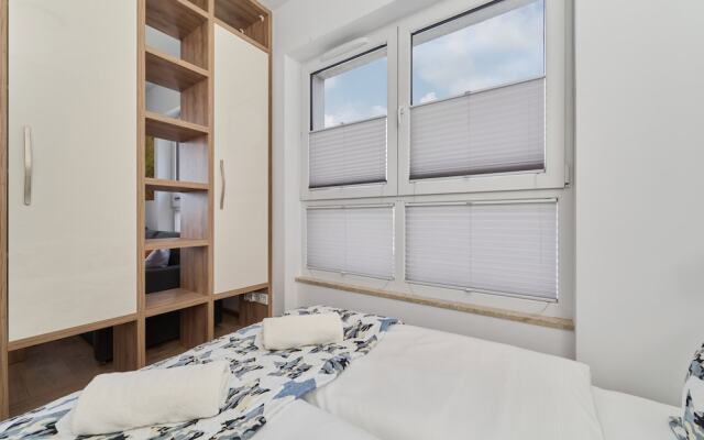 Sunny Studio Krakowska by Renters