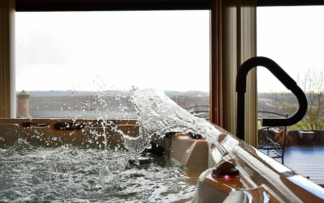 Cozy Holiday Home in Dion with Sauna and Jacuzzi