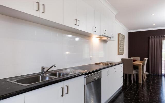 Blazing Stump Motel & Suites