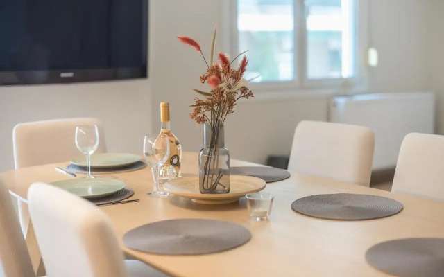 Stylish 2BDR Apt by Acropolis