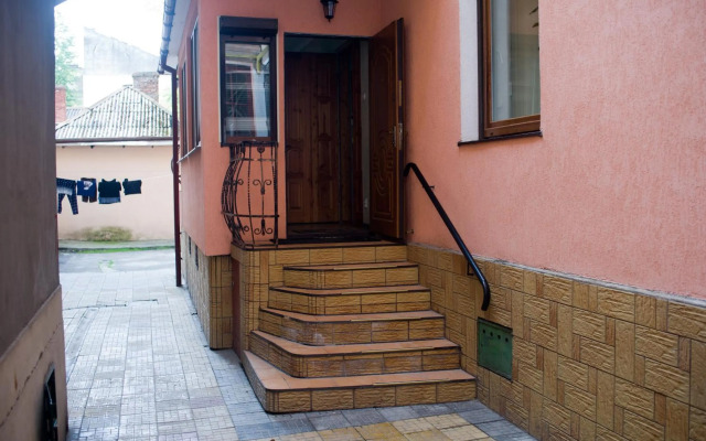 Біля цирку (Near the circus)