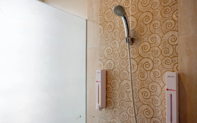 RedDoorz Plus near Hartono Mall 2