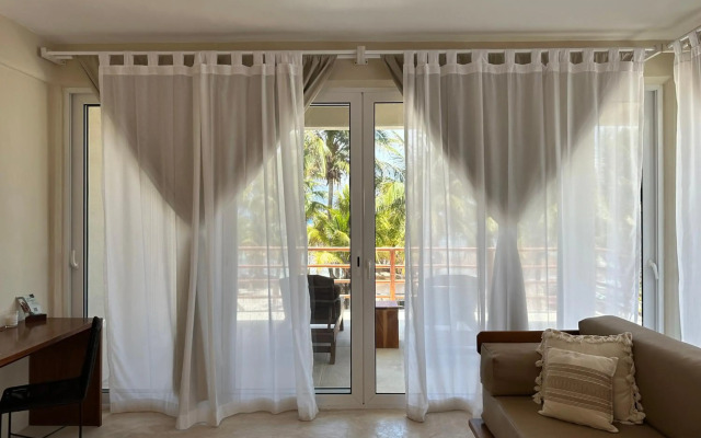 Noah Beach Hotel & Suites