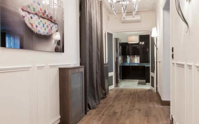 Champs Elysées Avenue Montaigne Elegance