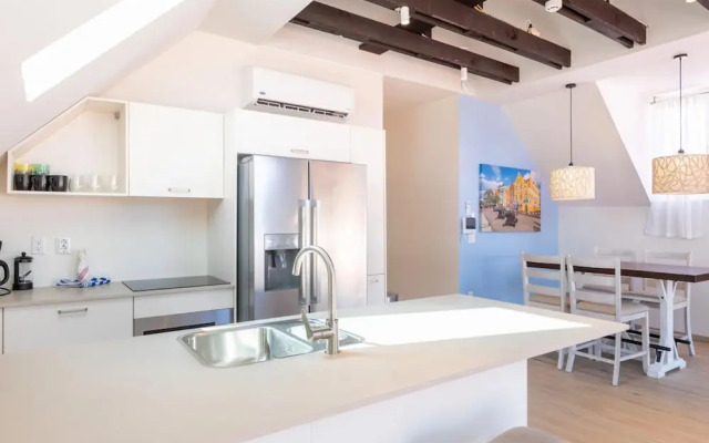 Historic Heartbeat 2BR Townhouse in Central Bliss