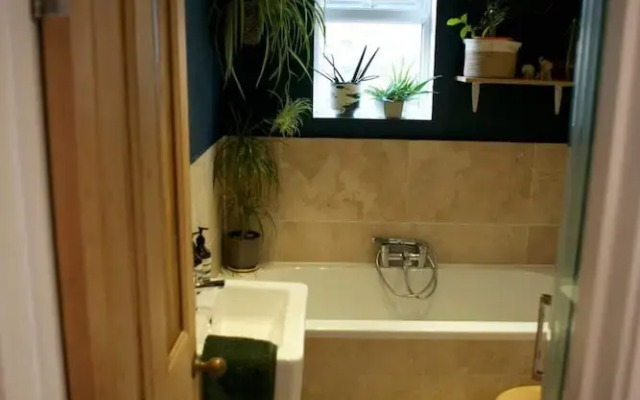 Inviting & Secluded 1BD House w/ Patio - Peckham!