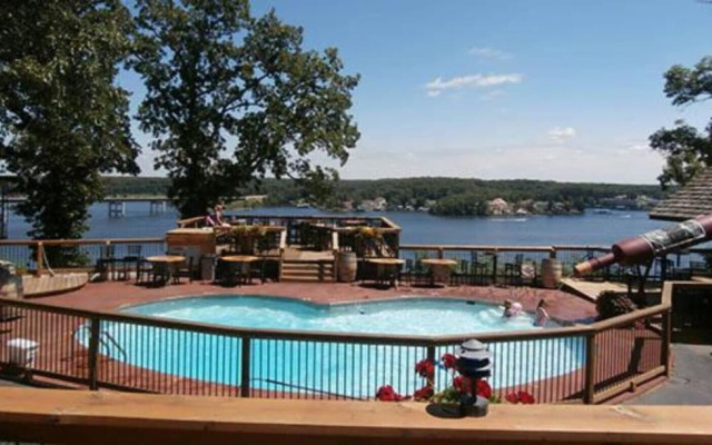 Eagles Nest Motel & Lounge