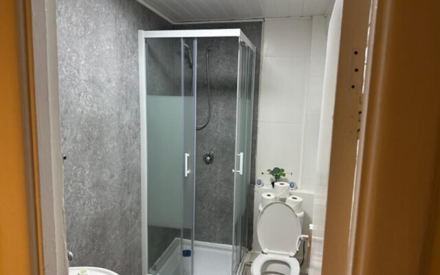 Superb 1-bed Private Family Apartment in Centre