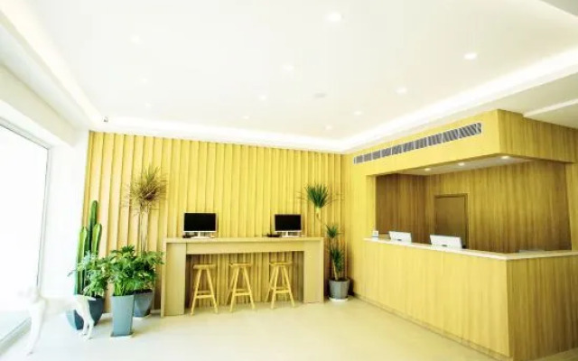 Yuerong Hotel (Liaoyang Liaohua Tesco)