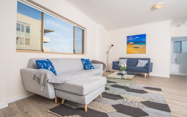 Convenient Rockdale Apartment Next To Station & Beach