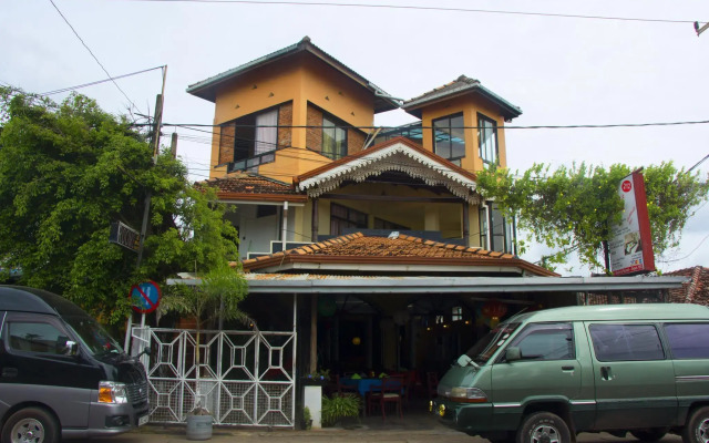 Sana's Beach Guesthouse and Restaurant
