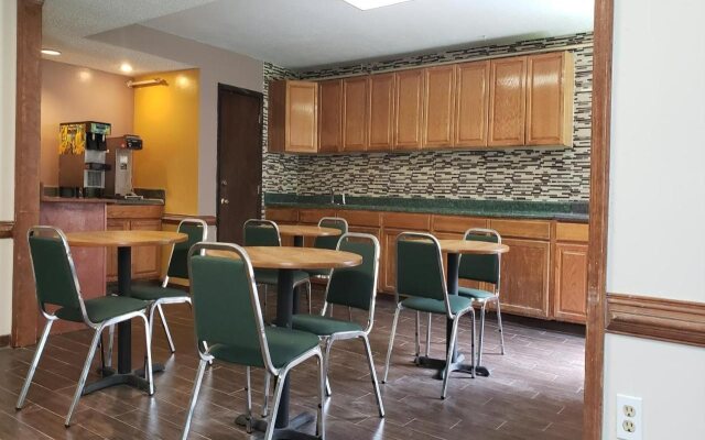 Carla Inn & Suites Roanoke Airport