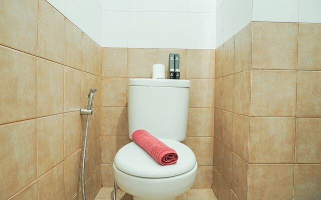 Lovely and Strategic Studio at Green Pramuka Apartment