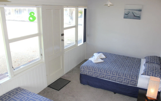Jack & Di's Lakefront Motel