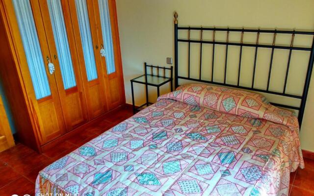 Casa Amplia Con Jardín Y Aparcamiento G-100147