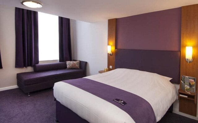 Premier Inn Heathrow Airport T2 & T3 (Bath Road)