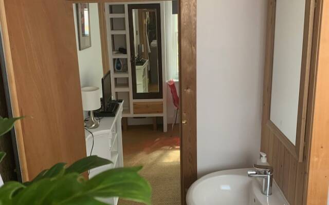 Rooms at no Three, Chameleon House